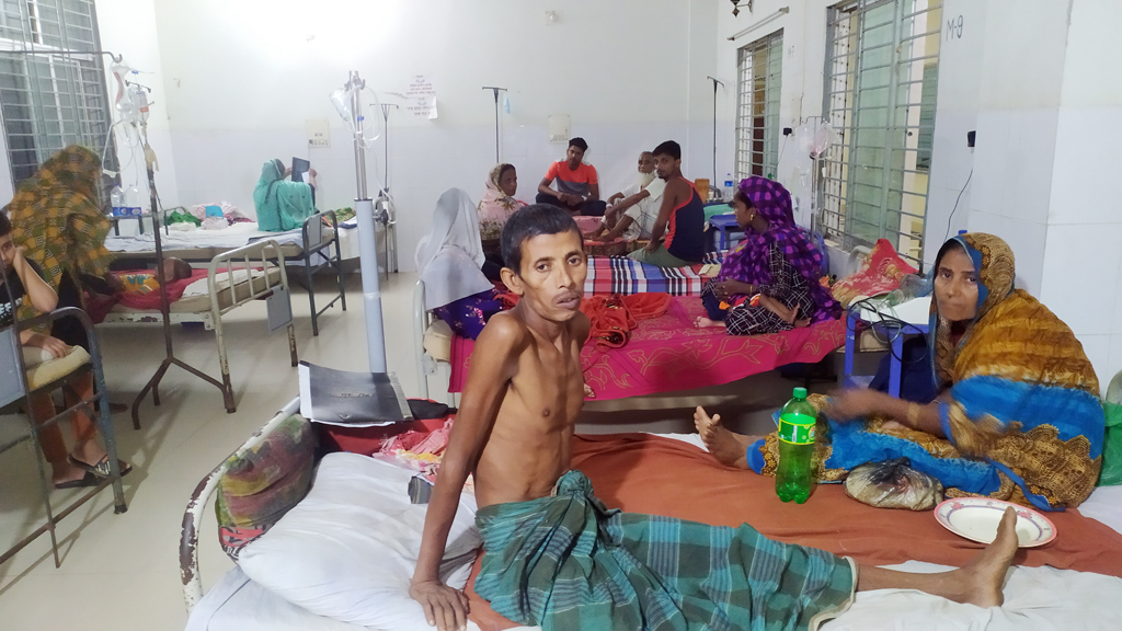 মেঝেতে ঠাঁই রোগীদের