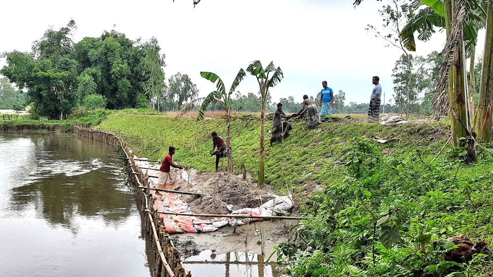 নদীরক্ষা বাঁধে কষ্ট দূর  চার গ্রামের মানুষের