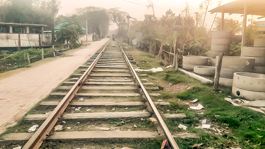 পাথর না থাকায় ঝুঁকিতে রেলপথ