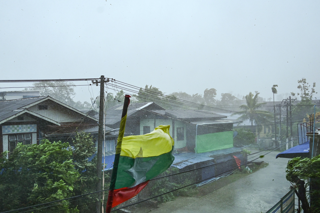 ঘূর্ণিঝড় মোখার আঘাত হানে মিয়ানমারের রাখাইন রাজ্যের কায়ুকতাও এলাকায়। ১৪ মে ২০২৩। ছবি: এএফপি