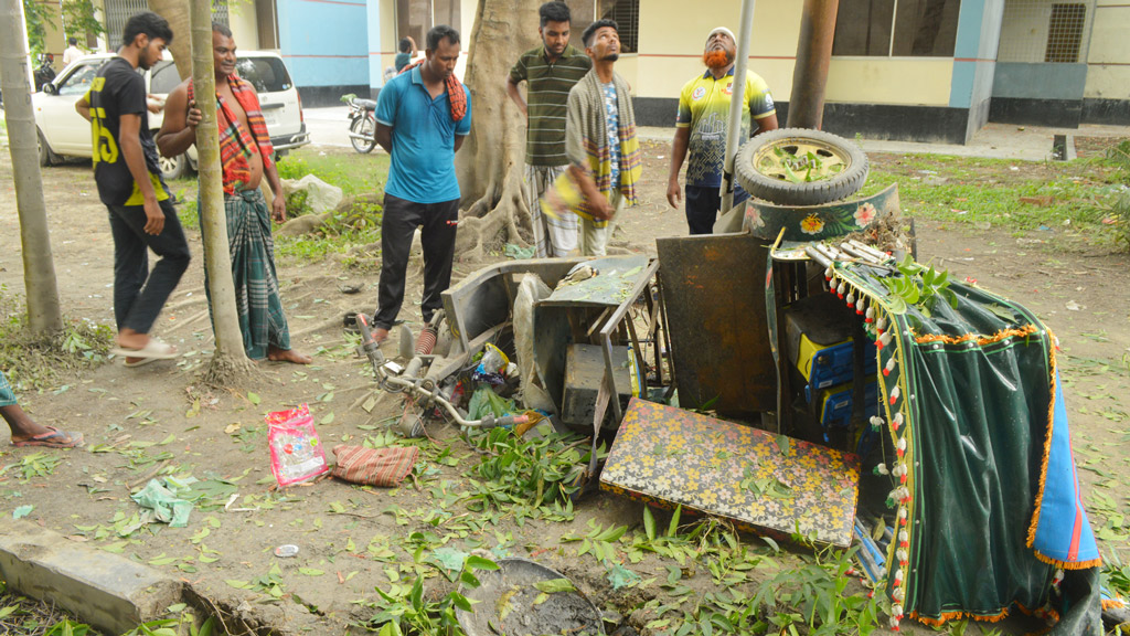 বেলুনের গ্যাস সিলিন্ডার বিস্ফোরিত হয়ে পড়ল বাড়িতে