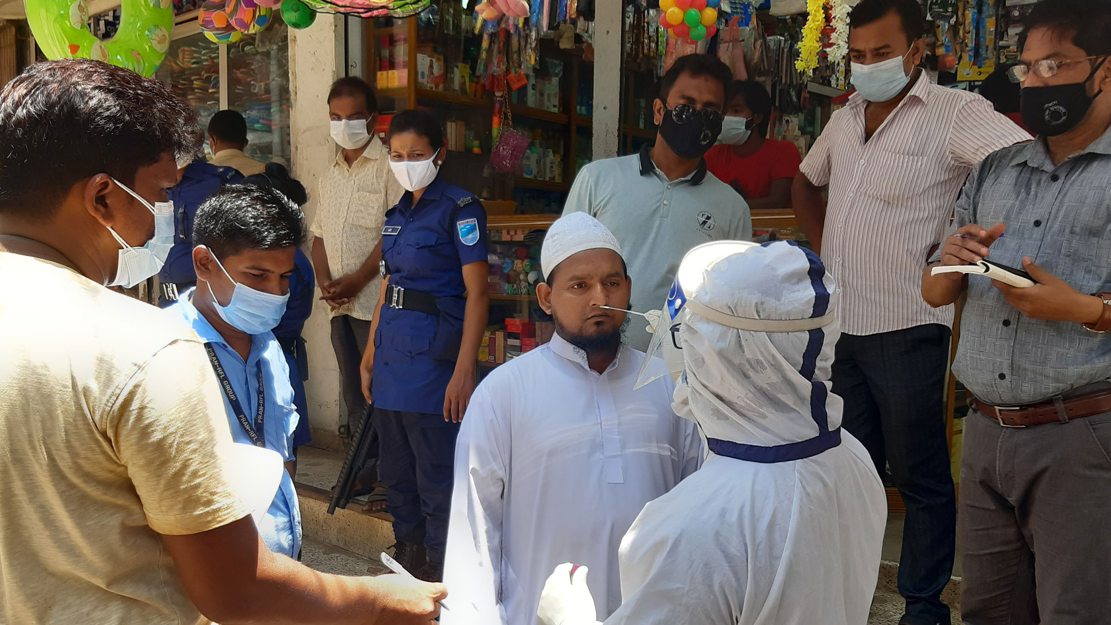মাস্ক ছাড়া বের হলেই ৩০০ টাকায় নমুনা পরীক্ষা