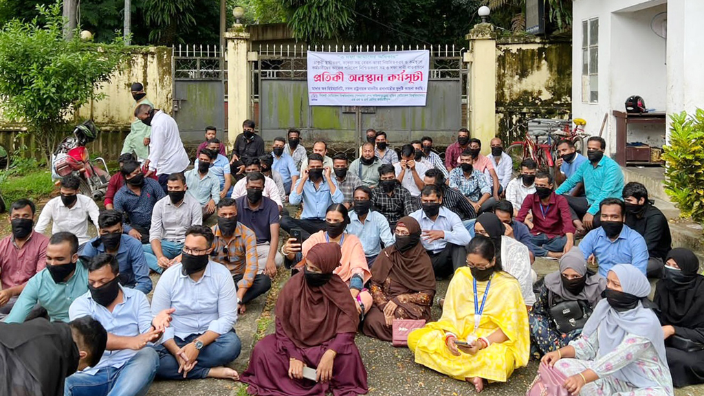 বেতন-ভাতাসহ ৩ দাবিতে সিমেবি কর্মচারীদের প্রতীকী অবস্থান