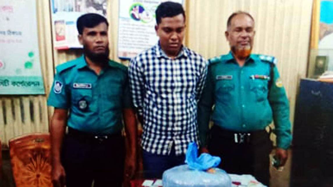 ঢাকা থেকে লঞ্চে গাঁজা নিয়ে বরিশালে