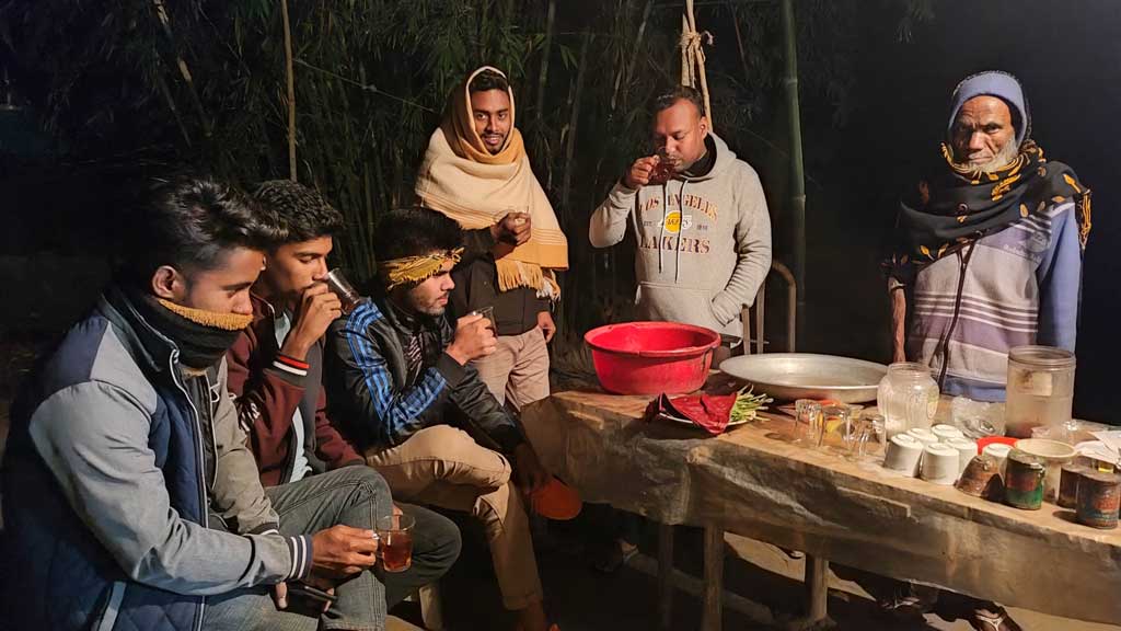 চায়ের স্টলে জমজমাট নির্বাচনী আড্ডা