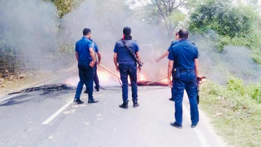 ইউপিডিএফ কর্মী হত্যা: খাগড়াছড়িতে আধা বেলা সড়ক অবরোধ পালিত