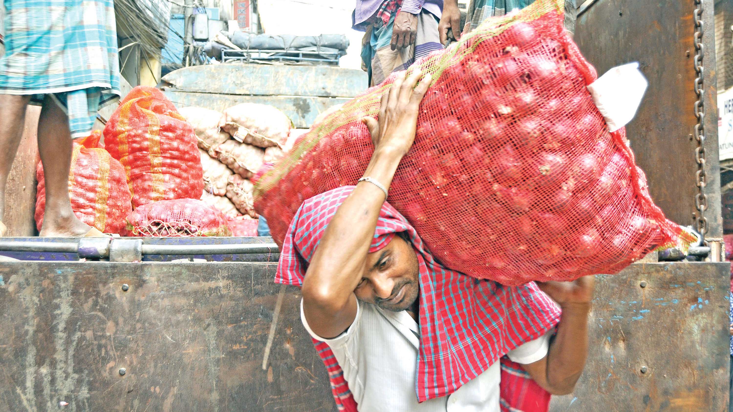 বড় লোকসানে খাতুনগঞ্জের আমদানিকারকেরা