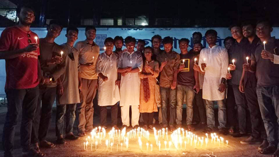 ঢাকা কলেজ শিক্ষার্থীদের প্রতি সংহতি জানিয়ে জবিতে মোমবাতি প্রজ্বালন