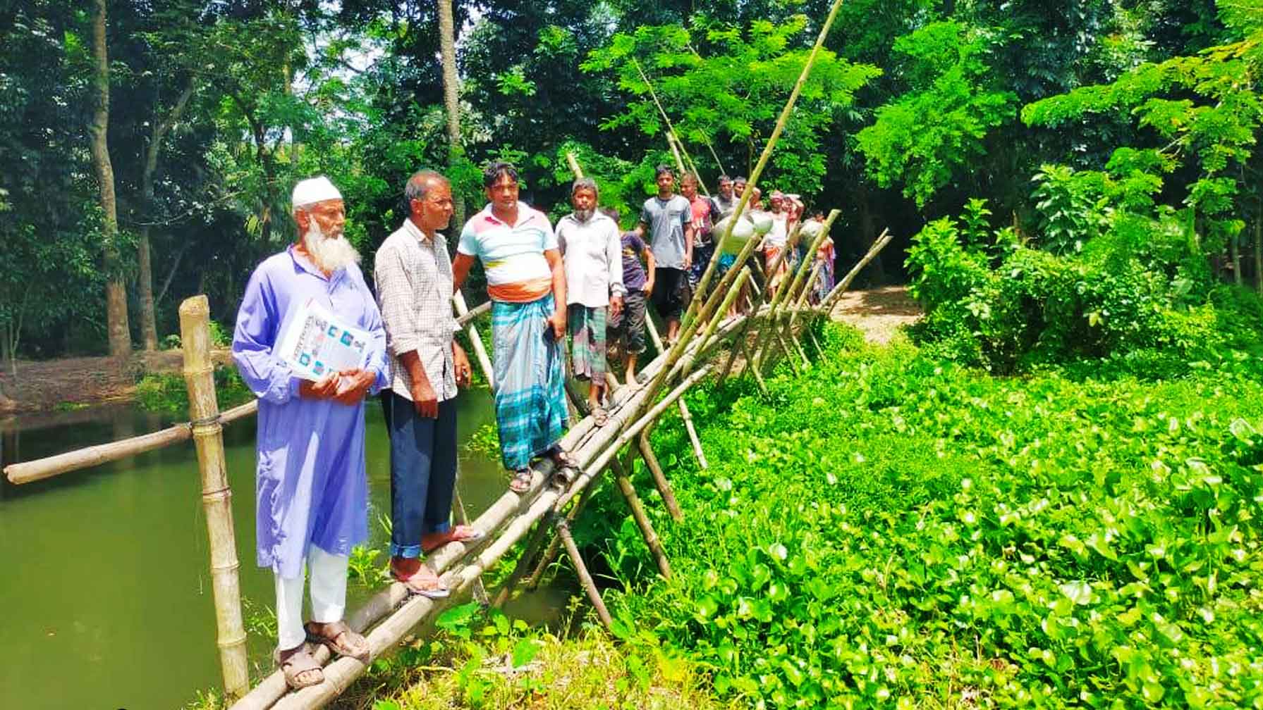 মাদারীপুরে সেতুর দাবিতে বাঁশের সাঁকোতে দাঁড়িয়ে মানববন্ধন