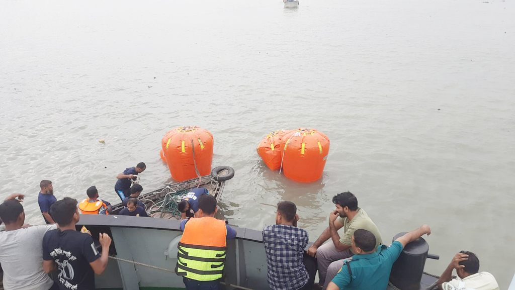 ফায়ার সার্ভিস ও কোস্ট গার্ডের ডুবুরিরা উদ্ধার অভিযান চালাচ্ছে।