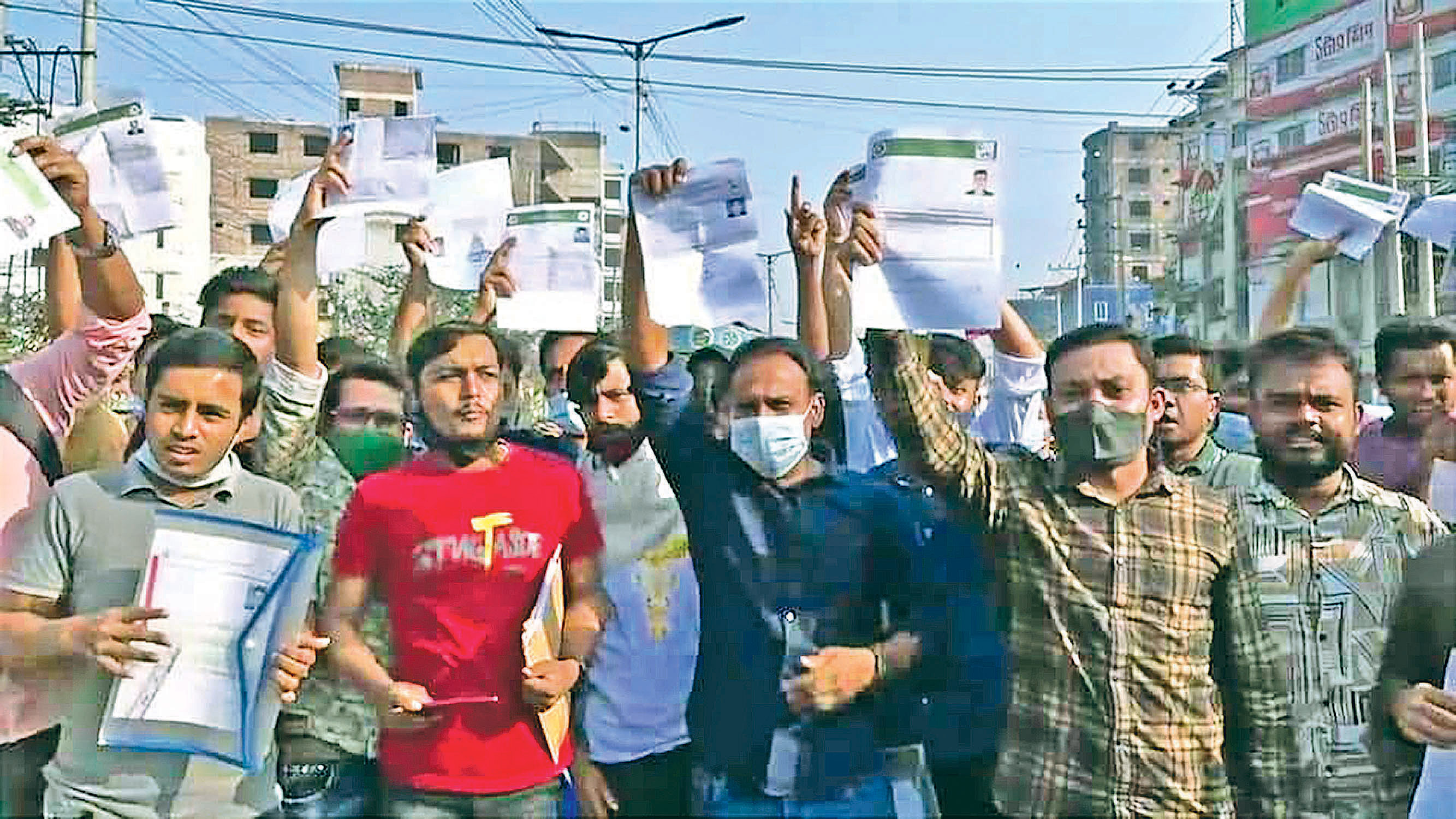 বাস না পেয়ে শিক্ষার্থীদের বিক্ষোভ