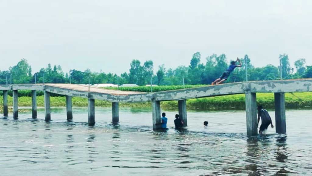 নির্মাণকাজ শেষ হওয়ার আগেই দেবে গেল সেতুর পিলার