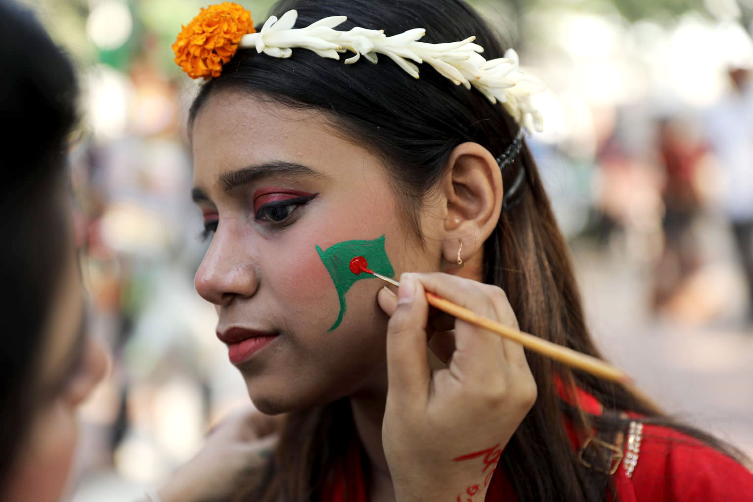 বিজয় দিবসে মুখে পতাকা অঙ্কন। শহীদ মিনার, ঢাকা। ১৬ ডিসেম্বর ২০২১। ছবি: সৈয়দ মাহামুদুর রহমান