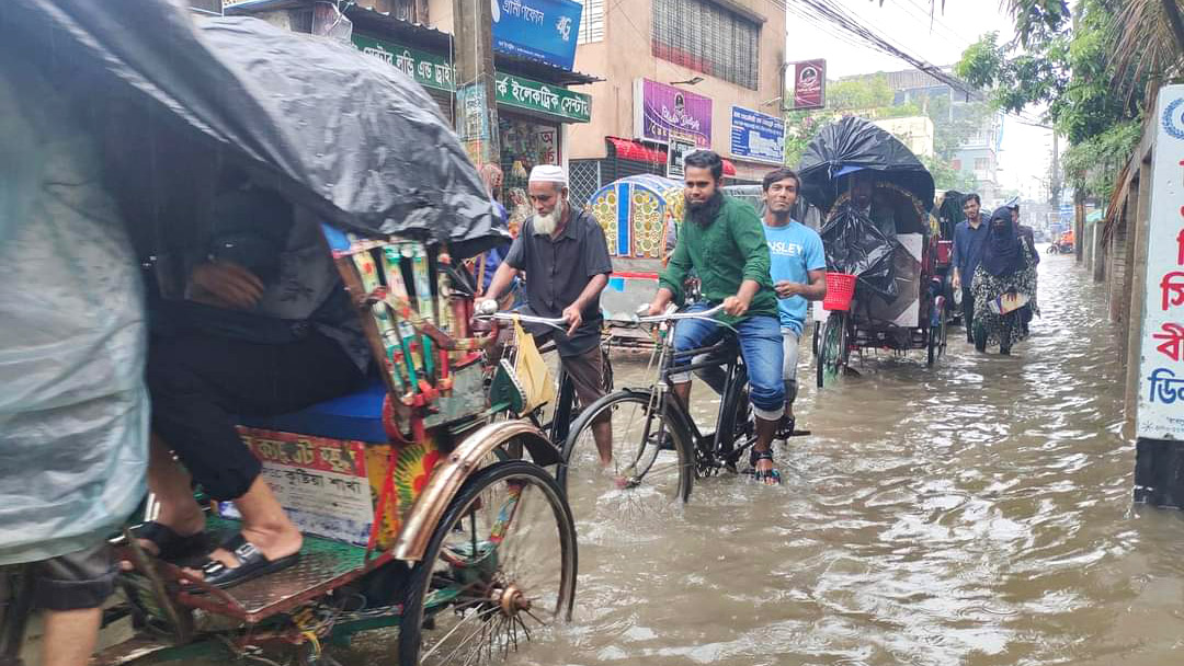 সামান্য বৃষ্টিতেই জলাবদ্ধতা