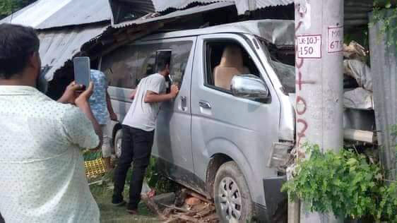 লাকসামে নিয়ন্ত্রণ হারিয়ে মাইক্রোবাস চা দোকানে, নিহত ২