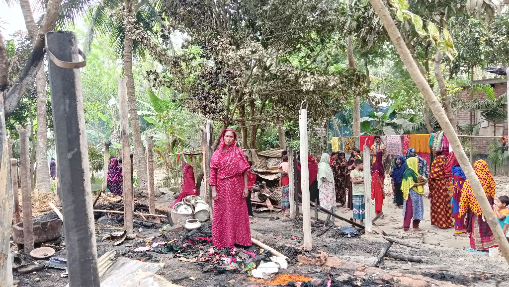 আগুনে নিঃস্ব ছকিনার ঠাঁই খোলা আকাশের নিচে