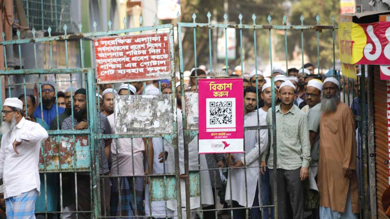 মসজিদ থেকে বের হয়ে স্লোগান, ধাওয়া দিল পুলিশ