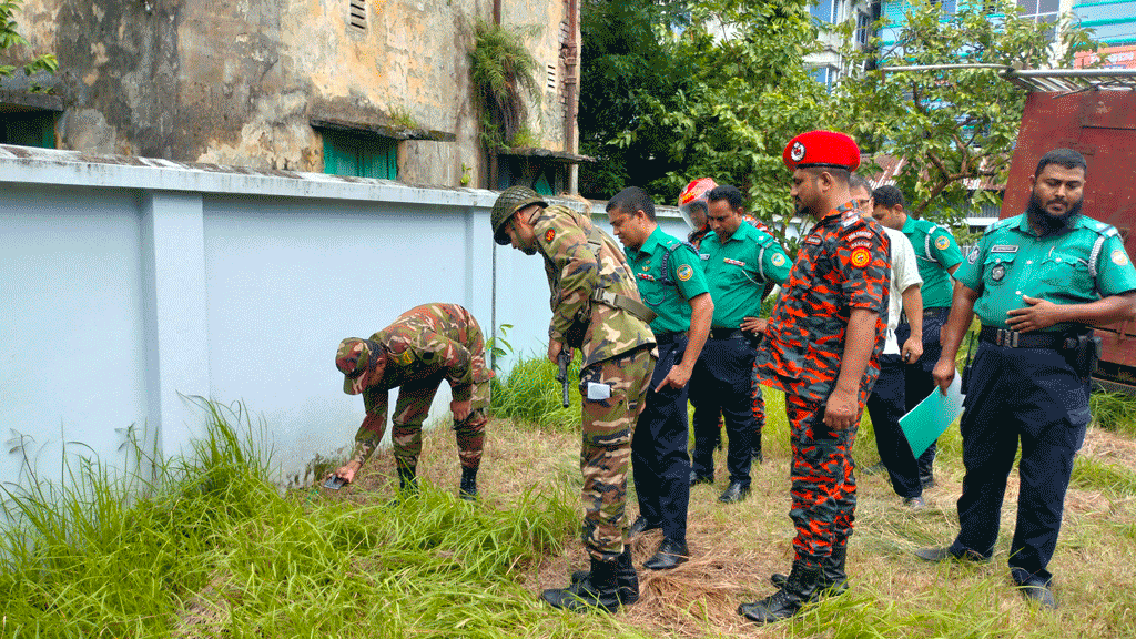 বরিশালে বোমাসাদৃশ বস্তু দেখে আতঙ্ক, উদ্ধারে সেনাবাহিনী