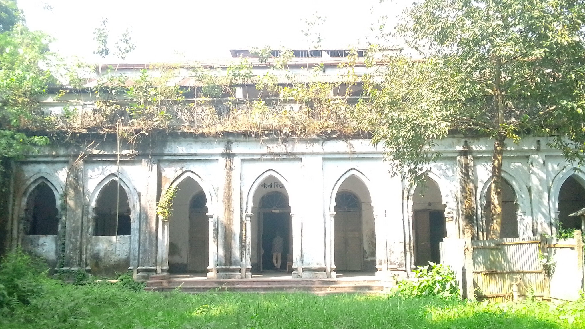 আতঙ্ক নিয়ে হোস্টেলে বসবাস, নতুন ভবনের দাবি