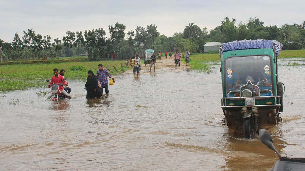 সড়ক না নদী বোঝার উপায় নেই