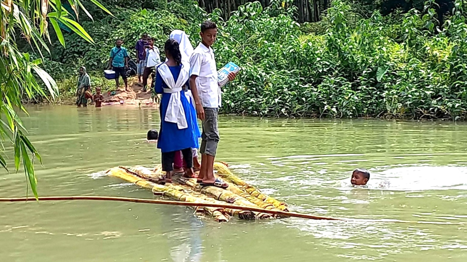 ঝুঁকি নিয়ে ভেলায় পারাপার