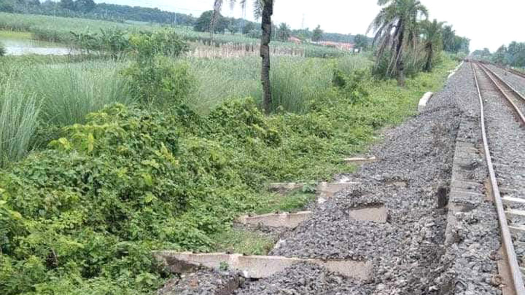 অতি বৃষ্টিতে নাটোরে দেবে গেছে রেললাইন