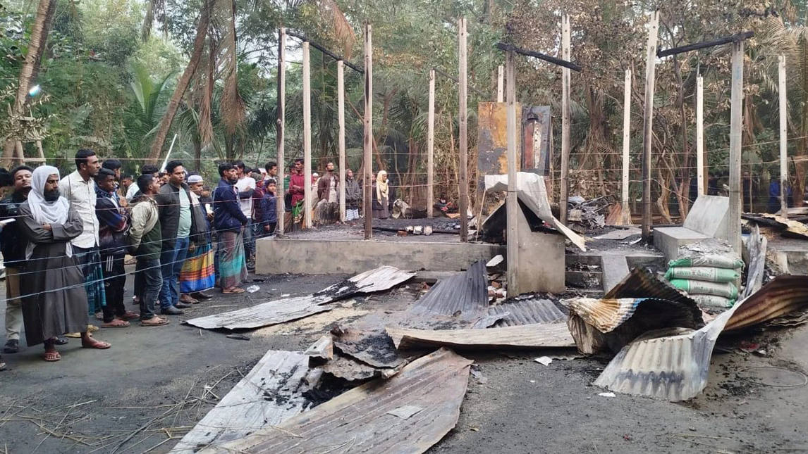 লক্ষ্মীপুরে বিএনপি নেতার ঘরে তালা লাগিয়ে আগুন: দগ্ধ আরেক সন্তানের মৃত্যু