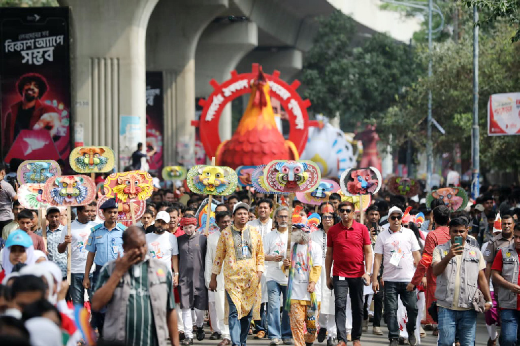 বাংলা নতুন বছরের প্রথম সূর্য ওঠার সঙ্গে সঙ্গেই রাস্তায় নেমেছেন নগরবাসী। বৈশাখী শাড়ি ও পাঞ্জাবিতে সেজে তরুণ-তরুণীদের প্রাণবন্ত উপস্থিতিতে মুখর পরিবেশ। শোভাযাত্রায় আবহমান বাংলার ঐতিহ্য ও অসাম্প্রদায়িক চেতনা তুলে ধরতে স্থান পেয়েছে লাল ঝুঁটির মোরগ, কাঠের হাতি, পায়রা, দোতারা ও টেপা পুতুলের আদলে তৈরি ঘোড়া। ছবি: আজকের পত্রিকা
