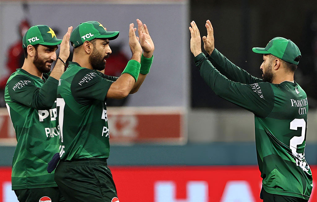 ১৩৬ রানের লক্ষ্য তাড়া করতে নেমে ২০ ওভারে ৯ উইকেটে ১২৪ রানে আটকে যায় বাংলাদেশ। উইকেট নেওয়ার পর পাকিস্তানি ক্রিকেটারদের উদযাপন ছিল এমনই। ছবি: এএফপি