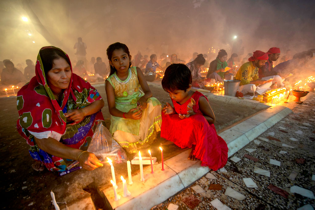 বড়দের সঙ্গে ছোটরাও অংশ নেয় উপাসনায়। ছবি: হাসান রাজা