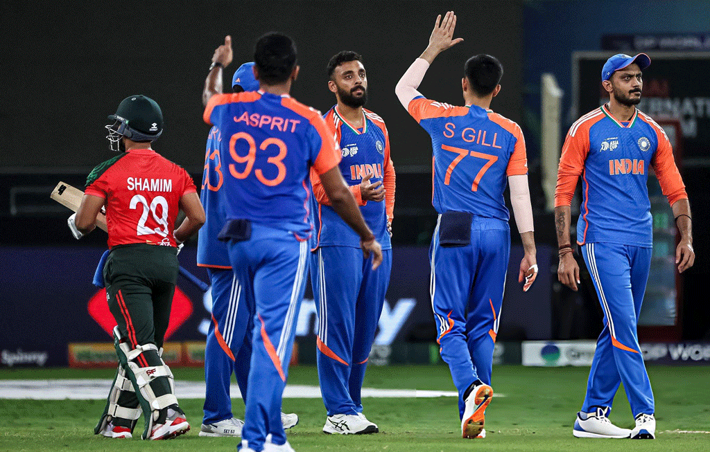 ১৬৯ রান তাড়া করতে নেমে সাইফ হাসান লড়ে গেলেও অপর প্রান্তে নিয়মিত বিরতিতে উইকেট হারিয়ে ২০ ওভারের আগেই গুটিয়ে গেছে বাংলাদেশ। ১৯.৩ ওভারে ১২৭ রানে গুটিয়ে গেছে বাংলাদেশ। উইকেট নেওয়ার পর এভাবেই উদযাপন করেছে ভারত। ছবি: এএফপি