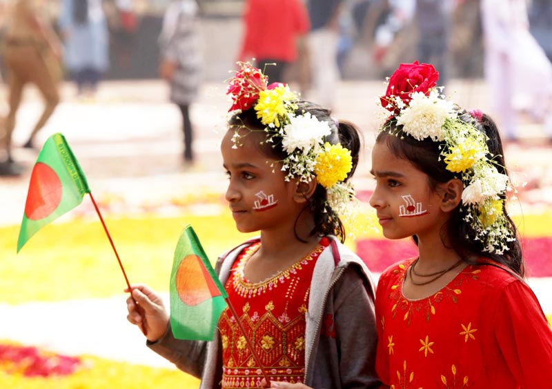 মাথায় ফুলের মুকুট, হাতের বাংলাদেশের পতাকা, গালে শহীদ মিনার এঁকে মনে একুশের চেতনা ধারণ করতে শহীদ মিনারে এসেছে শিশুরা। বাঙালির গৌরবগাথার সঙ্গে তাদের পরিচয় করাতে চান অভিভাবকেরা।