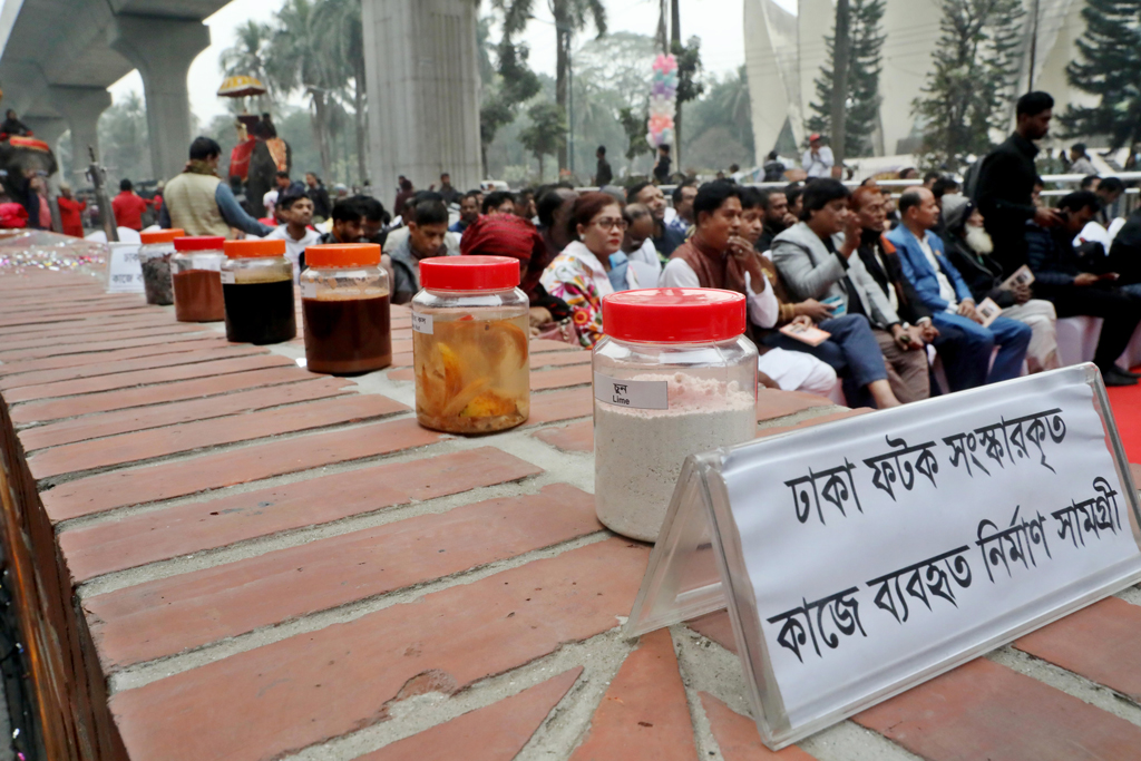 প্লাস্টিকের ছোট ছোট বয়ামে রাখা আছে এ গেট সংস্কারের কাজে ব্যবহার করা চুন, সুপারির কস, খয়ের, ইটের গুঁড়া, চিটা গুড় ও মধ্যপাড়ার গ্রানাইট।