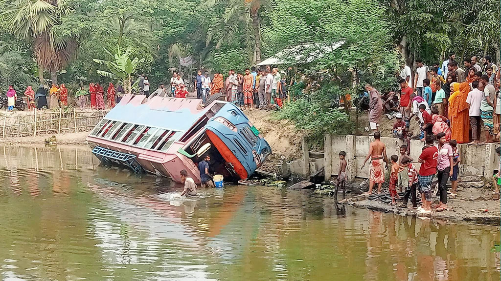 পাইকগাছায় যাত্রীবাহী বাস উল্টে পুকুরে, আহত ১২ 