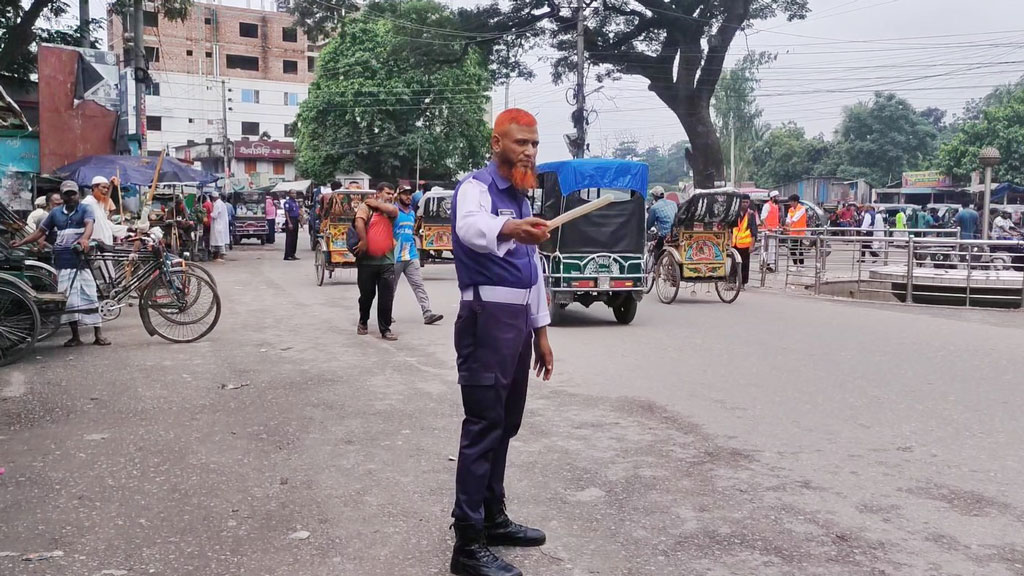 সিরাজগঞ্জে সড়ক-মহাসড়কে ফিরেছে ট্রাফিক পুলিশ