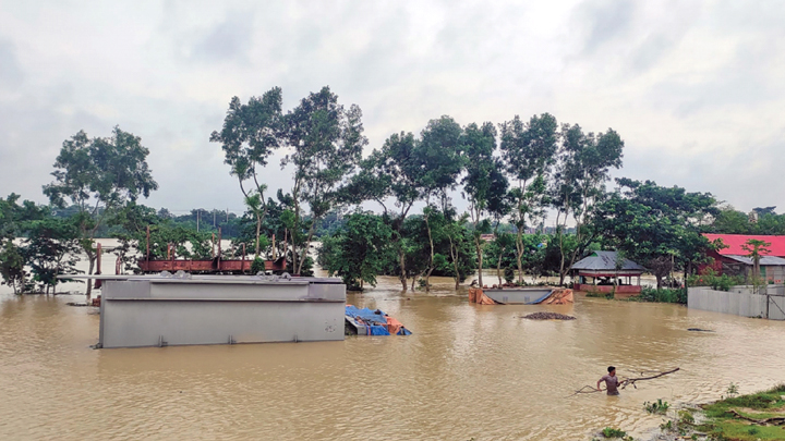 দিনে সতর্ক রাতে আতঙ্ক