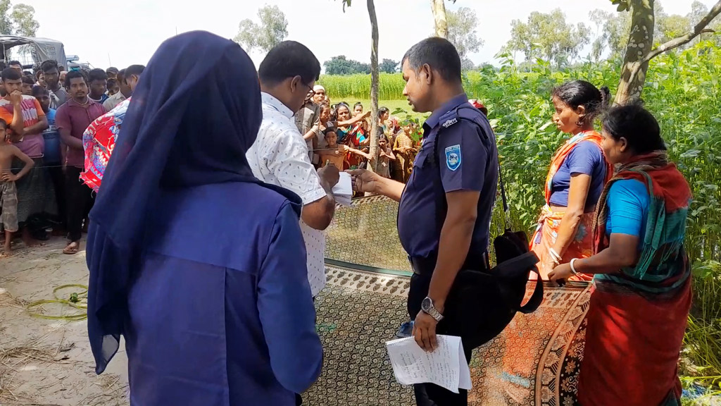 বৃদ্ধ বয়সে পরকীয়া: প্রেমিকাকে হত্যার পর ছুরি চালালেন নিজের গলায়