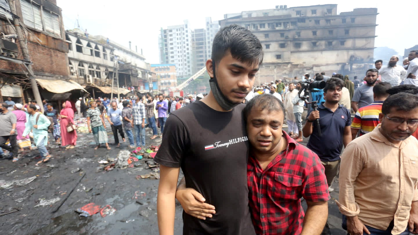এক ব্যবসায়ী তার দোকানের অবস্থা দেখতে এসে কান্নায় ভেঙে পরেন।