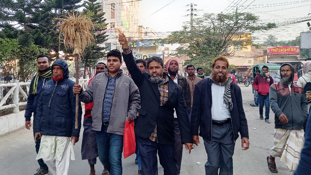তিন দিন অপেক্ষার পর রাজশাহীতে মাদ্রাসার মাঠে নেতা-কর্মীরা