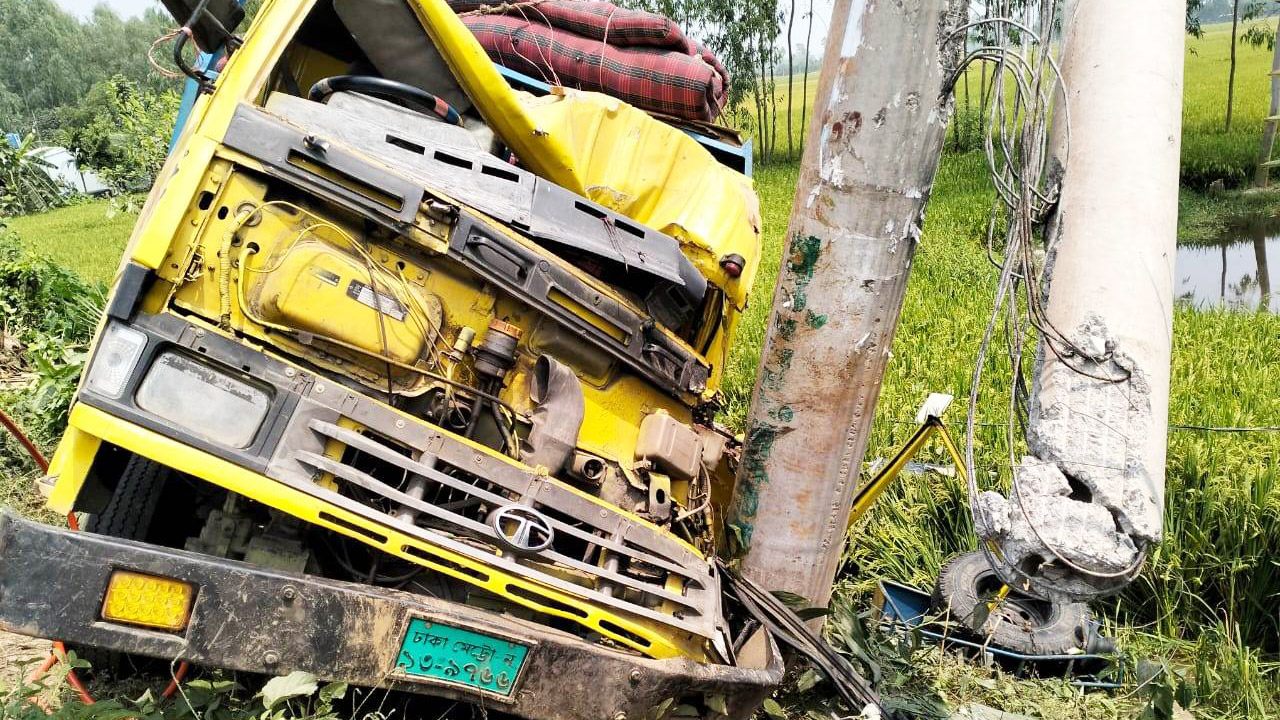 নবাবগঞ্জে বিদ্যুতের খুঁটিতে ট্রাকের ধাক্কায় নিহত ১