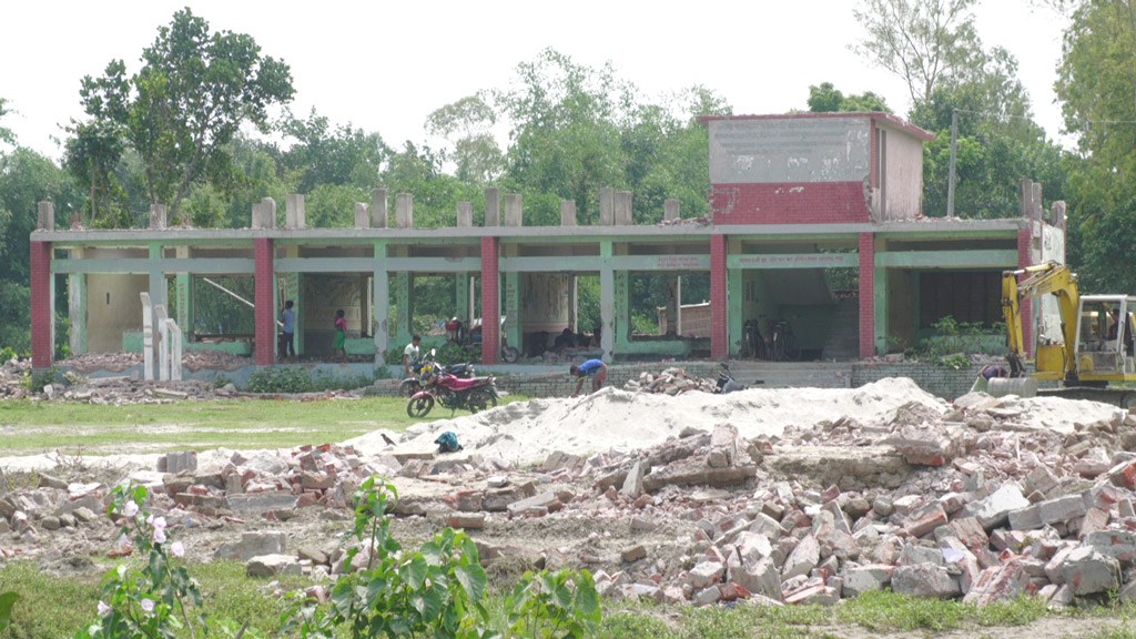 শতাধিক ঘরবাড়ি যমুনার পেটে