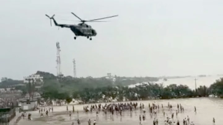 হেলিকপ্টার থেকে ছোড়া ত্রাণসামগ্রী নিতে গিয়ে আহত ১ জনের মৃত্যু