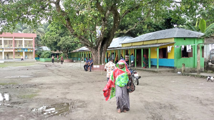 গাইবান্ধা-৫ আসনে উপনির্বাচনে ভোটগ্রহণ চলছে