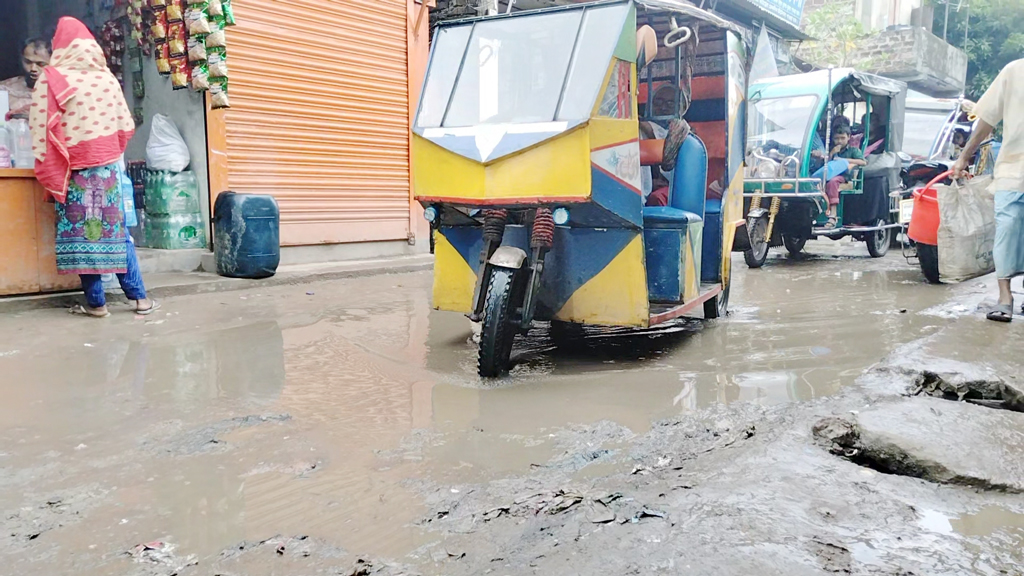 স্বাস্থ্য কমপ্লেক্সে যাওয়ার রাস্তা যেন মরণফাঁদ