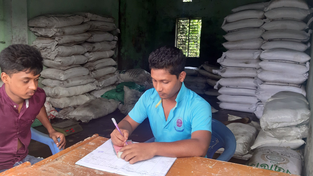 সারের বাড়তি দাম আদায়