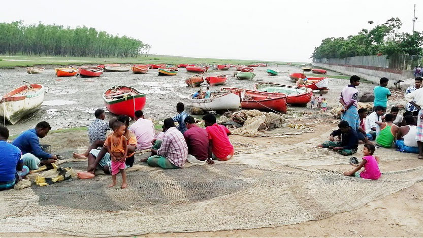 মাছ ধরা বন্ধ, সহায়তা না পেয়ে বিপাকে জেলেরা