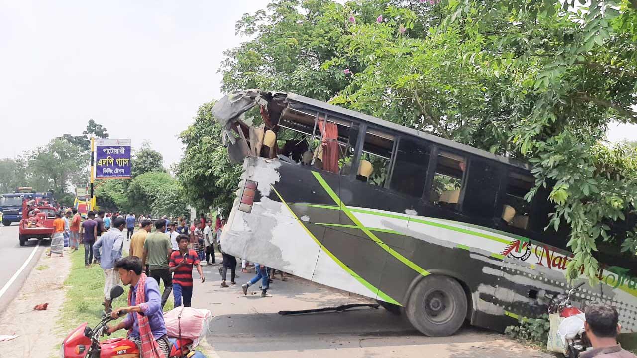 চালকের বেপরোয়া ওভারটেকিংয়ে সড়কে ঝরল ৭ প্রাণ