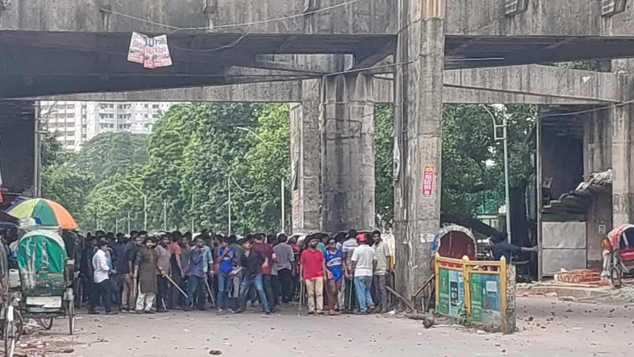 ঢামেকের সামনে ছাত্রলীগ-কোটা সংস্কার আন্দোলনকারীদের সংঘর্ষ চলছে