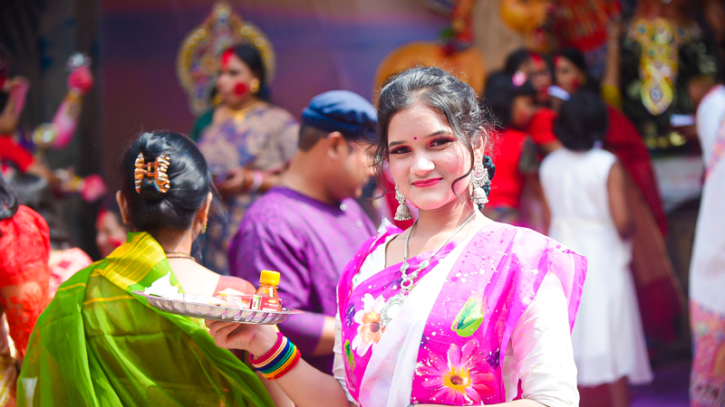 এসএসসি পরীক্ষা যেন ভালো হয় সে জন্য রংপুর শহরের করুণাময়ী কালীবাড়ি মন্দিরে দুর্গার পায়ে সিঁদুর দেওয়ার জন্য এসেছেন এক ভক্ত। ছবি: আব্দুর রহিম পায়েল