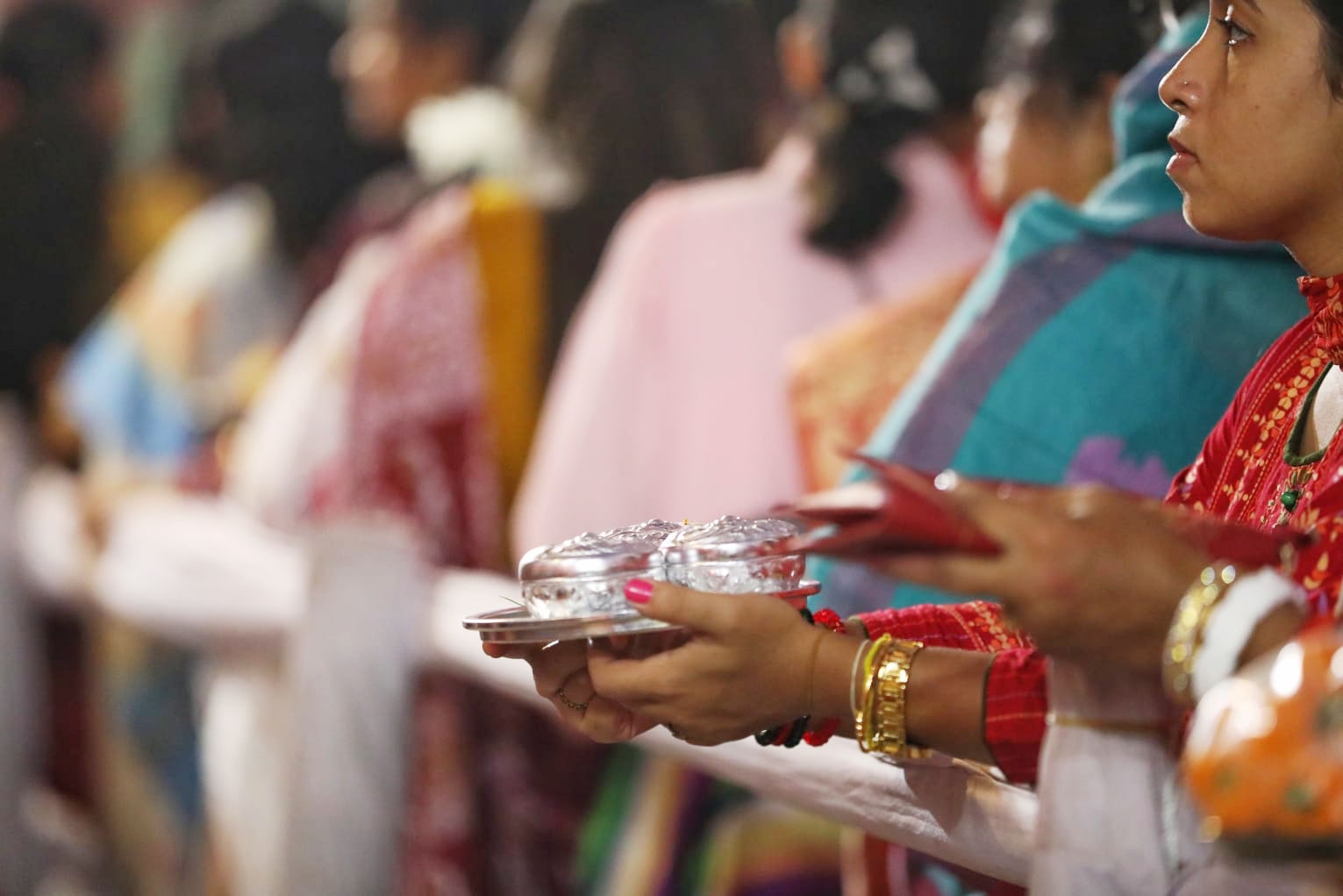 দশমী তিথিতে প্রতিমা বিসর্জনের আগে সিঁদুর নিয়ে অপেক্ষায় ভক্তরা। ঢাকেশ্বরী মন্দির, ঢাকা, ৫ অক্টোবর, ২০২২। ছবি: সজল